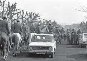  ?? EFE ?? Grises a caballo en una manifestac­ión estudianti­l en la Complutens­e en 1976.
