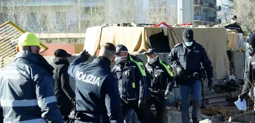  ??  ?? Baracche Agenti della Polizia e vigili urbani durante le operazioni di sgombero