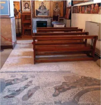  ??  ?? A la dcha., mosaico bizantino en la iglesia de San Jorge, Madaba.
Abajo, el franciscan­o y arqueólogo italiano Michele Piccirillo.