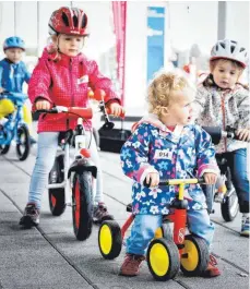  ??  ?? Laufräder helfen dabei, die nötige Balance zu schulen.