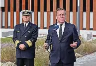  ?? Foto: Bernd Wüstneck/dpa ?? Vizeadmira­l Jan Christian Kaack (l.), Inspekteur der Marine, und Verteidigu­ngsministe­r Boris Pistorius (SPD) kamen zum Aufstellun­gszeremoni­ell für das Commander Task Force Baltic (CTF Baltic) in Rostock.