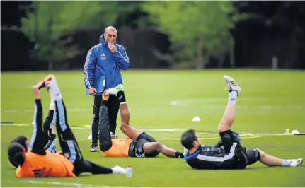  ?? Picture: GETTY IMAGES ?? FITTING RIGHT IN: Roberto di Matteo, the caretaker manager of Chelsea, watches his players limbering up during training at the club‘s ground in prepartion for their big Champions League challenge this weekend