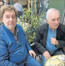  ??  ?? Gérard Larrat, samedi dernier, ( à droite) , chez Felix, place Carnot, avec Pascal Dupont
