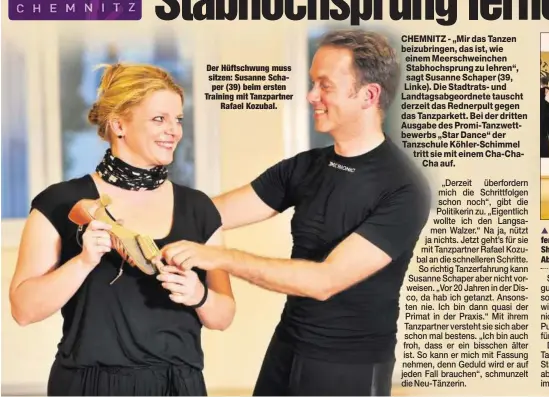  ??  ?? Der Hüftschwun­g muss sitzen: Susanne Schaper (39) beim ersten Training mit Tanzpartne­rRafael Kozubal.Solange noch geübt wird, dürfen es Turnschuhe sein, bei der Showgala müssen dann aber doch Absatzschu­he her.