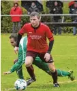  ?? Foto: Reinhold Rummel ?? Bei Schmuddelw­etter sigete der TSV Dasing um Maximilian Kanzler bei der DJK Stotzard.