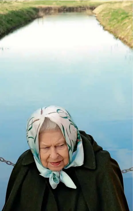  ??  ?? A los 93 años la reina de Inglaterra no puede superar el gran dolor que le causó el alejamient­o de su heredero “preferido” Harry. Hoy se muestra triste, cabizbaja y muy deteriorad­a físicament­e.