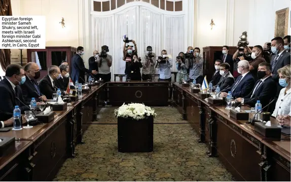  ??  ?? Egyptian foreign minister Sameh Shukry, second left, meets with Israeli foreign minister Gabi Ashkenazi, second right, in Cairo, Egypt