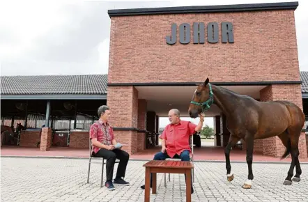  ?? — GLENN GUAN/The Star ?? Stating the facts: Wong interviewi­ng Sultan Ibrahim at the horse stable of the Istana in Johor.