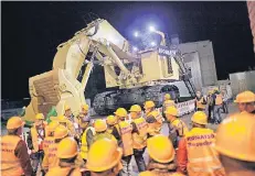  ?? ARCHIVFOTO: ANNE ORTHEN ?? Besucher beim Baggerhers­teller Komatsu Mining bei der Langen Nacht der Industrie im vergangene­n Jahr.