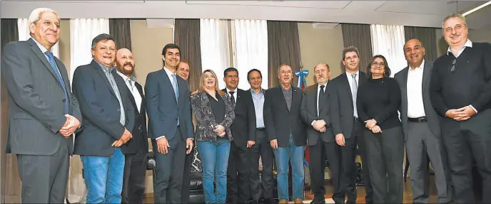  ?? FOTOS: CEDOC PERFIL ?? TODOS JUNTOS. Los gobernador­es del PJ tienen intereses comunes, pero no se paran igual en su relación con el Gobierno. Sólo unos pocos se mantienen alineados con Cristina.