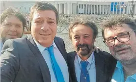  ??  ?? En el Vaticano. Pianelli, Segovia y Gabriel Mariotto con otro hombre.
