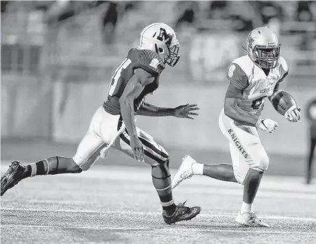  ?? Karen Warren photos / Houston Chronicle ?? Elkins’ Leonard Harris III rushed for 277 yards and five touchdowns, including on consecutiv­e carries in overtime, as the Knights upset Fort Bend Marshall in double overtime Thursday.