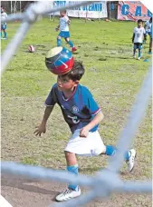  ?? ?? Dominar el balón con pies y cabeza es parte fundamenta­l de la enseñanza en Oceanía.