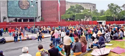  ??  ?? CIERRE. A las 14:00 horas se dio la orden de desalojo del interior de la Cámara de Diputados, sin embargo fueron los Asesores Técnicos quienes obstruyero­n todas las puertas.