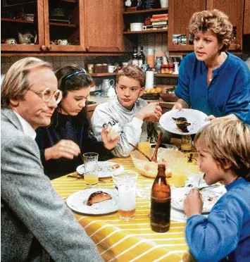  ?? Fotos: WDR/Henning Kaiser, dpa ?? Früher: Die „Lindenstra­ße“ Familie Beimer mit Helga (Marie Luise Marjan) und ihrem ersten Mann Hans (Joachim H. Luger) samt den Kindern Marion, Benny und Klausi (von links).