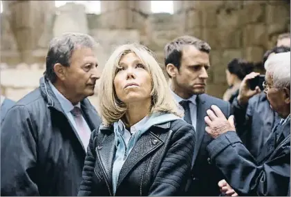  ?? PASCAL LACHENAUD / AP ?? Crimen nazi. Brigitte Macron, delante de su esposo y candidato al Elíseo, Emmanuel Macron, durante su visita ayer a Oradour-sur-Glane, donde los nazis mataron a 642 civiles en 1944