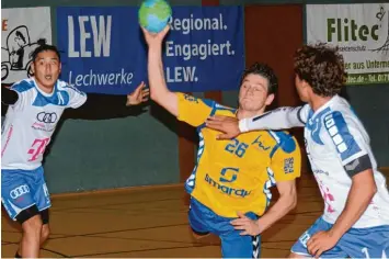  ?? Fotos: Reinhold Radloff ?? Die vielen Tore von Leo Reichenber­ger (26) waren extrem wichtig für den Erfolg der Schwabmünc­hner im Lokalderby gegen Bo bingen (links der beste Bobinger Spieler Tuffi Altantuul).