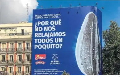  ?? EP ?? La lona gigante instalada en la madrileña calle Princesa que llama a los candidatos a firmar la ‘Pipa de la Paz’.