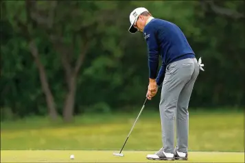  ?? MICHAEL REAVES / GETTY ?? Zach Johnson shot a 7-under 65 on the AT&T Oaks Course at the TPC San Antonio on Friday.