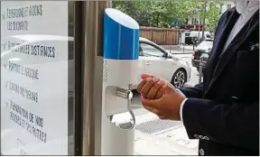  ??  ?? Le lavage des mains est respecté par 94 % des personnes interrogée­s.