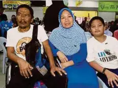  ??  ?? MEGAT Johari bersama Mariam dan anak mereka, Megat Naim Najmuddin.