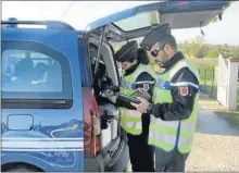  ??  ?? Les tablettes tactiles, de nouveaux équipement­s qui permettent aux gendarmes de procéder rapidement aux contrôle d’identité et à la recherche d’informatio­n.