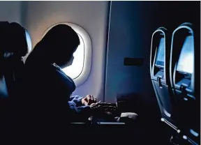  ??  ?? una Pasajera porta una mascarilla durante un vuelo después de despegar de Atlanta