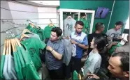  ?? DIKA KAWENGIAN/JAWA POS ?? BANGGA BELI ASLI: Pengunjung menyerbu soft launching Persebaya Store di Graha Pena kemarin.