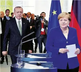  ?? LaPresse ?? Volto teso Erdogan e Merkel arrivano alla conferenza stampa di Berlino