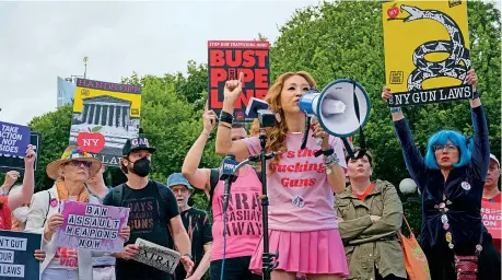  ?? ?? El grupo Gays Against Guns y otros manifestan­tes protestaro­n contra la violencia armada en Nueva York el 23 de junio.