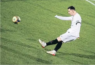  ?? AFP ?? Messi picant la pilota durant el partit entre el PSG i el Lorient