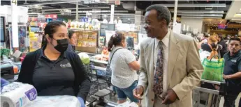  ?? BRIAN RICH/SUN-TIMES ?? Willie Wilson greets customers and workers Wednesday at Cermak Fresh Market in Belmont Gardens. The millionair­e businessma­n and mayoral candidate said he was handing out $80,000 in groceries.