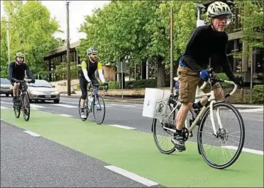  ??  ?? Auffällige­r grüner Bodenbelag trägt dazu bei, dass sich Radler auf Portlands Straßen sicher fühlen. Foto: Guthrie Straw