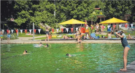  ?? FOTO: RALF PFRUENDER ?? Die Sommerhitz­e lockt zahlreiche Schwimmgäs­te in die Troase.