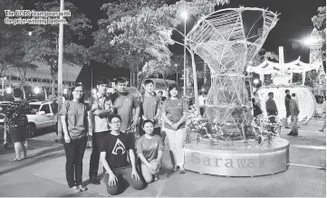  ??  ?? The UCTS team poses with the prize-winning lantern.