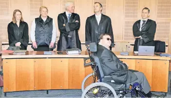  ?? RP-FOTO: LOTHAR STRÜCKEN ?? Lothar Vauth (vorn im Rollstuhl) und seine Frau Jessica (2. von links) mit ihren jeweils zwei Anwälten gestern beim Prozessauf­takt vor der 2. Großen Strafkamme­r im Landgerich­t Krefeld.