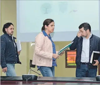  ?? KARINA DEFAS / EXPRESO ?? Gobierno. Andrés Michelena, María Paula Romo y Paúl Granda tuvieron un retraso en su diálogo con los medios.