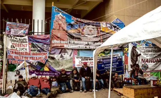  ?? DANIELE VOLPE/NEW YORK TIMES ?? Indigenous protesters camped in front of the attorney general’s office, demanding her resignatio­n for targeting Arévalo.