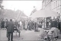  ?? BILD: WERKSTATTF­ILM ?? Um 1940: In den Pferdemark­t-Jahren war auch die Heiligenge­iststraße ein Schauplatz des Kramermark­ts.