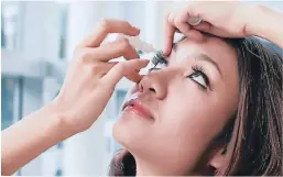  ??  ?? Consejo
No está de más usar gotas de humectació­n para los ojos. Al ponérselas varias veces al día se humecta y se obliga a parpadear más.