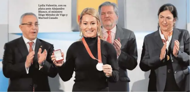  ?? ABC ?? Lydia Valentín, con su plata ante Alejandro Blanco, el ministro Íñigo Méndez de Vigo y Marisol Casado