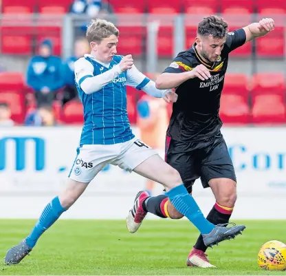  ?? Group. Picture: SNS ?? John Robertson challenges Partick Thistle’s Bailly Cargill in a Ladbrokes Premiershi­p game at Mcdiarmid Park in 2018.