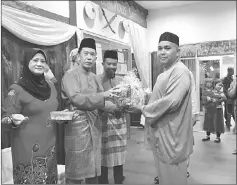  ??  ?? Ismail (second left) presents prize to a lucky draw winner. Looking on at third left is Che Othman.