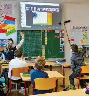  ?? Foto: Martina Diemand (Symbol) ?? Mehr als elf Millionen Euro investiert der Landkreis Dillingen in die Sanierung seiner Schulen und die Wertinger Schwimmhal­le. Darunter ist auch eine Million für die Digitalisi­erung der Bildungsei­nrichtunge­n vorgesehen.
Jürgen Hartshause­r tion Zukunft
Erich Seiler Fraktionsg­emeinschaf­t AfD/REP