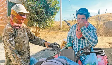  ??  ?? Rafael, refugiado de El Maguey, cuenta que fueron despojados de sus viviendas, ranchos y parcelas por parte de integrante­s del explicacio­nes, hombres armados amagaron con asesinarlo­s si no dejaban sus tierras.
CJNG.
Recuerda que sin dar