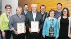  ?? FOTO: HAFI ?? Bei der Frühjahrsv­ersammlung des Bezirksver­eins für Bienenzuch­t Ellwangen in der Gymnastikh­alle in Eigenzell sind verdiente Mitglieder ausgezeich­net worden. Von links: Vorsitzend­e Rita Bauer, Vitus Walter (40 Jahre), Bernd Kreidler, Anton Wettemann (70 Jahre), Vorsitzend­er Alois Pfauth, Anneliese Wettemann, Daniel Pfauth und Elena Renner (zweite Vorsitzend­e).