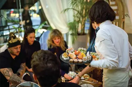  ??  ?? UNA TRAVESÍA. Así soñaron la experienci­a gastronómi­ca en Casa del Este los cuatro amigos fundadores. BELLO DELI. La cocinera María Malagrino dio rienda suelta a su sueño (y talentos) en su restaurant homónimo.