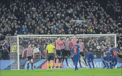  ?? FOTO: M. MONTILLA ?? Con este inteligent­e gol de falta, Messi firmó la eliminació­n del Athletic Logró dos en octavos, uno en cuartos y otro en semis