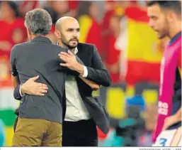  ?? FRIEDEMANN VOGEL / EFE ?? Luis Enrique saluda al selecciona­dor marroquí, Walid Regragui.