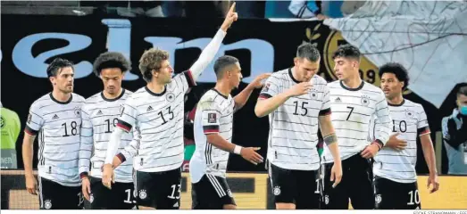  ?? FOCKE STRANGMANN / EFE ?? La selección alemana celebra el decisivo gol de Thomas Müller ante Rumanía.